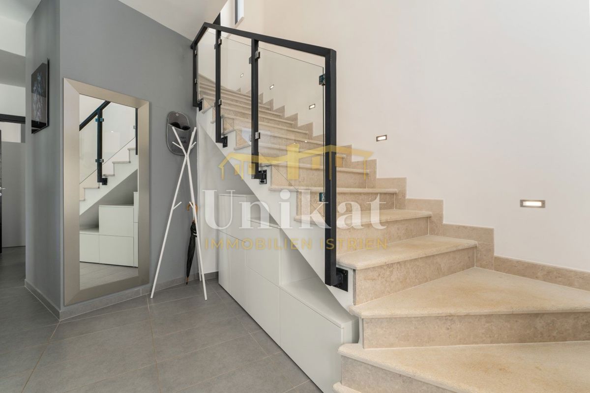 Moderna dvojna hiša s bazenom in pogledom na morje